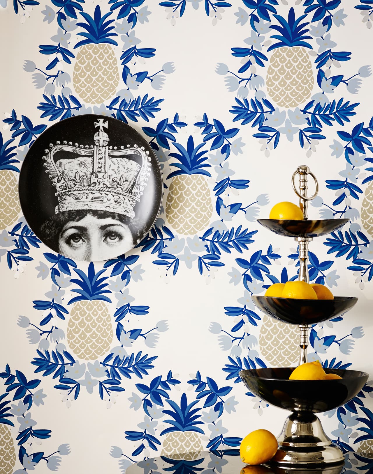 Si estás por redecorar tu cocina con la fruta de moda, encontrarás que los fabricantes de tapices tienen un repertorio robusto de piñas para integrar a distintos espacios, abarcando toda una variedad de estilos que va de los más alegres a los más elegantes, como podrás comprobar si buscas el hashtag #pineapplewallpaper. Este, por ejemplo, logra un equilibrio brillante entre moda y buen gusto. De venta en: Hygge & West. Precio: 190 USD.