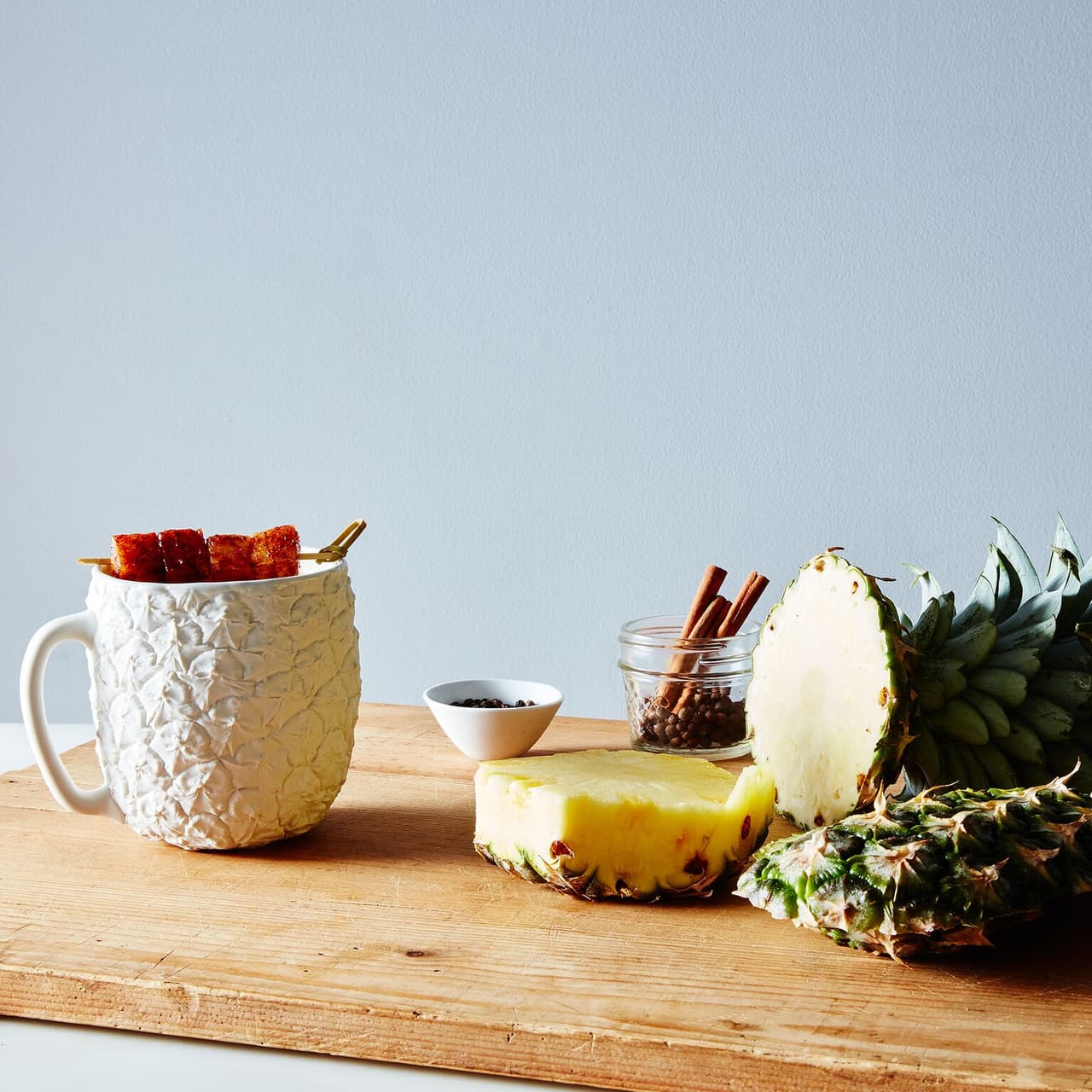 Una taza tipo tarro de porcelana en forma de piña es capaz de transportarte, estés donde estés, a un mood más tropical. Ésta en particular, tiene un diseño bastante fiel y semejante al de una piña natural, así que sentirás su textura rugosa mientras tomas tu bebida preferida. De venta en: Food 52. Precio: 42 USD