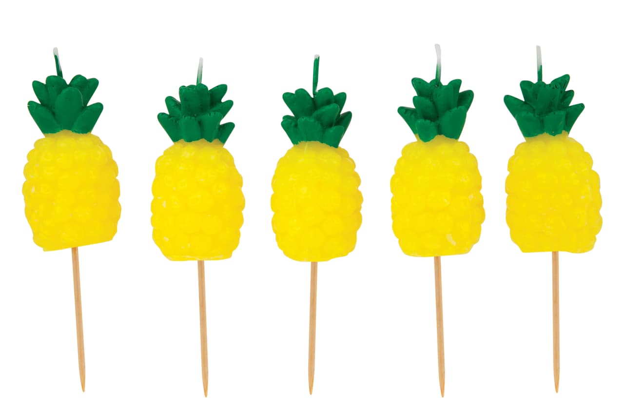 El motivo preferido de la temporada, visto en todo tipo de accesorios —lentes, bolsas, zapatos o faldas— como lo evidenciaron algunas firmas en la pasada London Fashion Week, empieza a protagonizar otros espacios y la decoración de fiestas no es una excepción. Estas velas para torta destronan a la clásica "cereza del pastel". De venta en: Montce.com. Precio: 14 USD