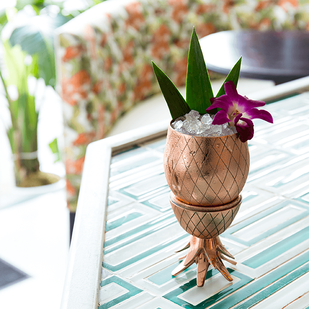 El símbolo internacional de la hospitalidad, queda doblemente afianzado en un coctel de bienvenida servido en una piña de cobre. Este diseño se ha convertido en uno de los favoritos de los mixólogos para servir los cocteles del momento. De venta en: W&P Design. Precio: 35 USD