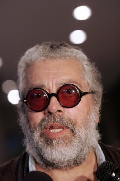 - "Haz sólo lo que amas y serás feliz, y el que hace lo que ama, está benditamente condenado al éxito, que llegará cuando deba llegar, porque lo que debe ser será, y llegará naturalmente".