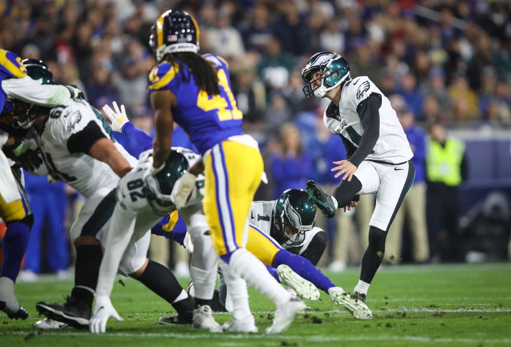 Con gol de campo de Jake Elliott, de 51 yardas, los Eagles se pusieron adelante 3-0 restando 8:35 en el primer cuarto. Pateó otros dos más, de 34 y 40 yardas respectivamente.