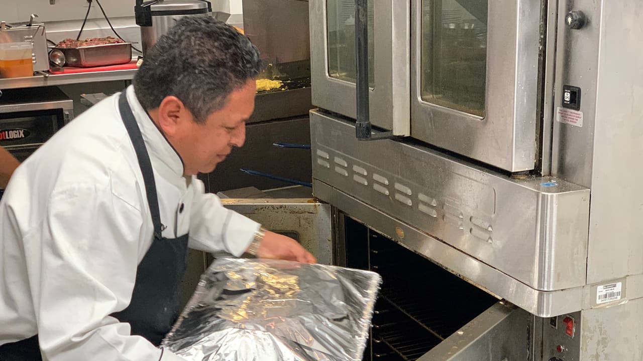 Ahora sí, el chef y dueño de restaurantes en Houston, 
<a href="https://www.univision.com/local/houston-kxln/receta-para-un-delicioso-pavo-segun-el-chef-de-houston-aristo-gaspar">Aristo Gaspar</a> explica que el primer paso es descongelar el pavo en la tarja o fregadero de la cocina, destaparlo y no lavarlo, para después ponerlo en una charola.