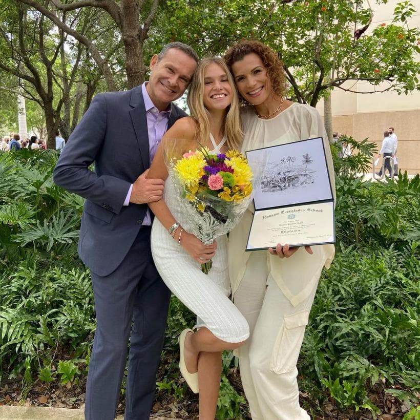 La también modelo posó con una gran sonrisa y un ramo de flores que su padre y Cristy Bernal le llevaron a la ceremonia.