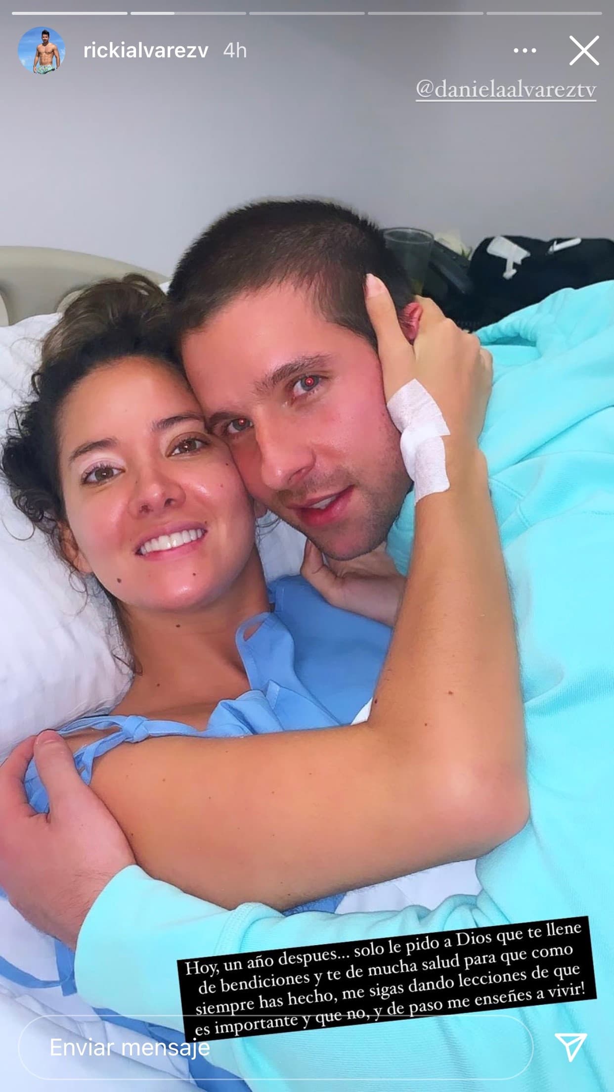 Pero además compartió esta foto de cuando ella estaba hace un año, en su cumpleaños 32, internada en el hospital ante la incertidumbre acerca de lo que sucedería con su pierna. 
<br>