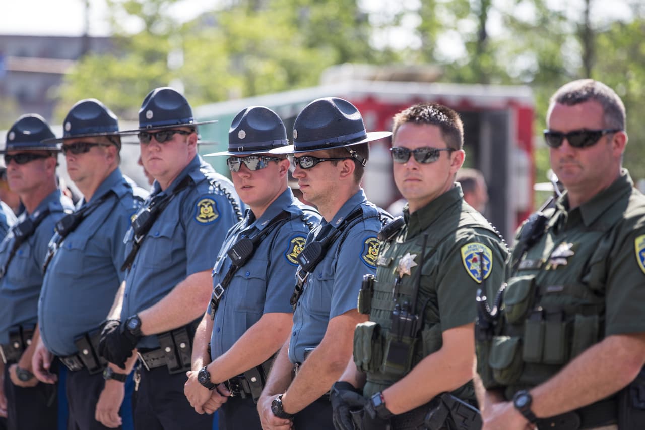 <b>Puesto 3. Supervisores de policías y detectives.</b> Obtienen un salario medio anual de 89,030 dólares y hay 116,660 de estos trabajadores en el país. Son los sargentos o capitanes en los departamentos de policía. No necesitan un título universitario pero después de recibir la capacitación en la academia de policía deben acumular años de experiencia para aspirar a uno de estos cargos.
