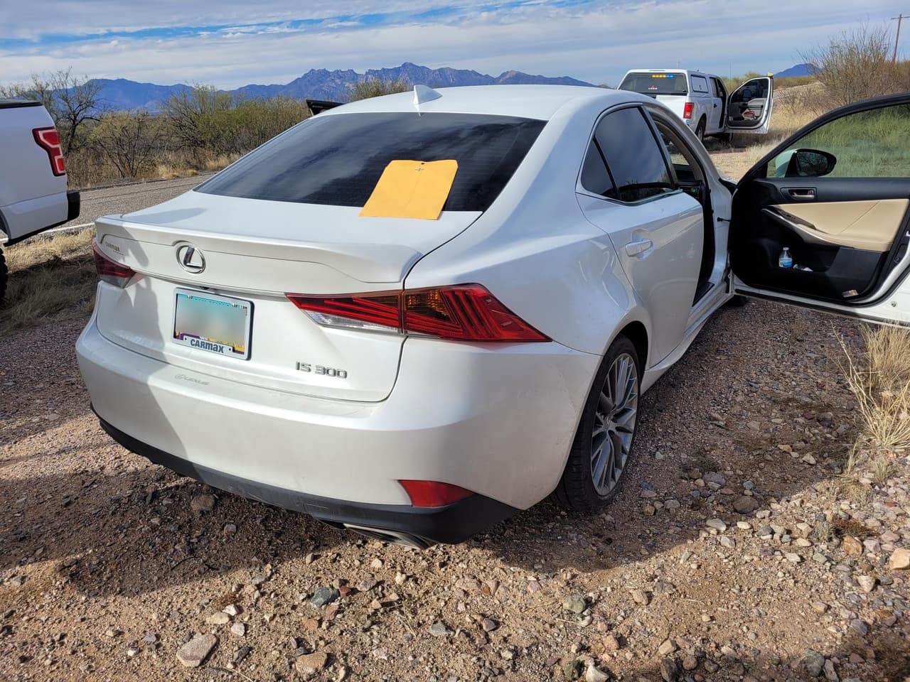 La estación de Tucson frustró un peligroso intento de contrabando en la carretera 286 el viernes pasado. Después de intentar huir de los agentes, el conductor, un ciudadano estadounidense redujo la velocidad para permitir que cuatro migrantes salieran. Rápidamente fueron arrestados, y el conductor fue arrestado más tarde con la ayuda del equipo aéreo.