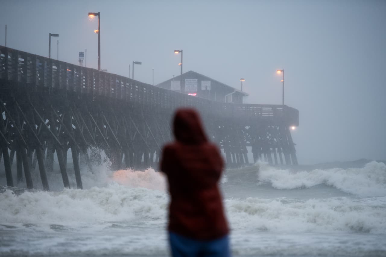 En Garden City, Carolina del Sur, una persona mira el fuerte oleaje generado con la llegada del huracán Isaías.