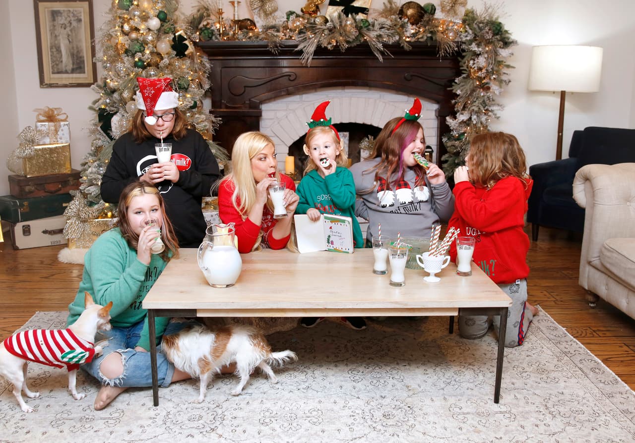 Sin embargo, los voluntarios les dicen que parece que Santa llega sólo cuando los niños duermen.