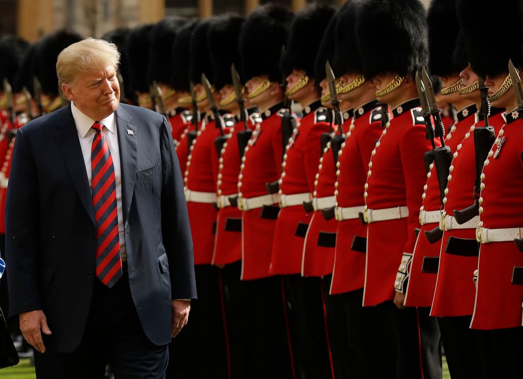Mientras la realeza británica prepara carruajes para Trump, el Canal 4 de Londres alista un extenso documental sobre las mentiras del presidente