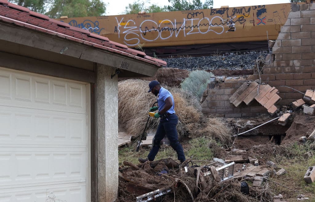 Trabajadores de la compañía que suple el gas en Palmdale, inspeccionaron las residencias cercanas al deslave, buscando descartar algún daño en las líneas.