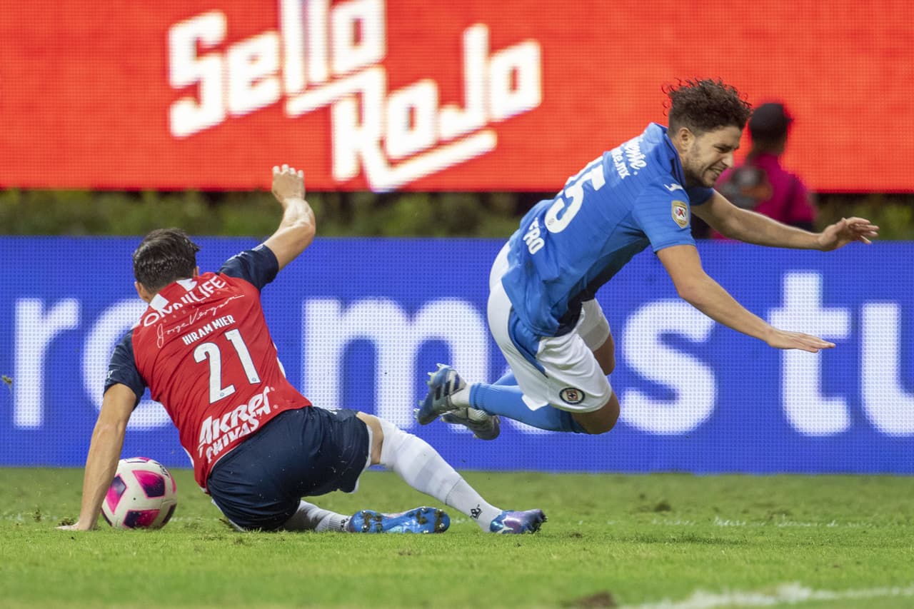 El Guadalajara rescató un empate de último minuto ante Cruz Azul que dejó ir la posibilidad de meterse entre los cuatro mejores.