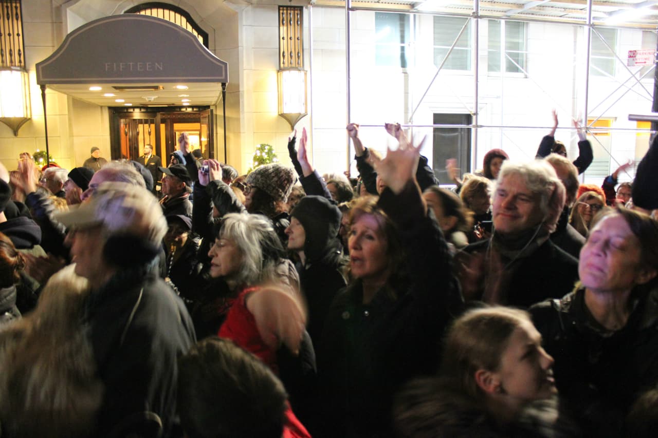 "Son tiempos de acción, y nos pondremos en pie de lucha", advirtió el cineasta Michael Moore ante cientos que se congregaron a las afueras del Trump International Hotel & Tower cerca de Columbus Circle.