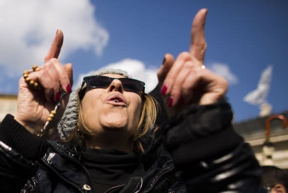 Eran miembros de la asociación "Comunión y Liberación", procedentes de todos los puntos de Italia, que habían llegado a San Pedro para despedirse de Benedicto XVI y que, según confesaron a Efe, "se sentían tranquilos por Ratzinger porque ahora era un hombre libre".