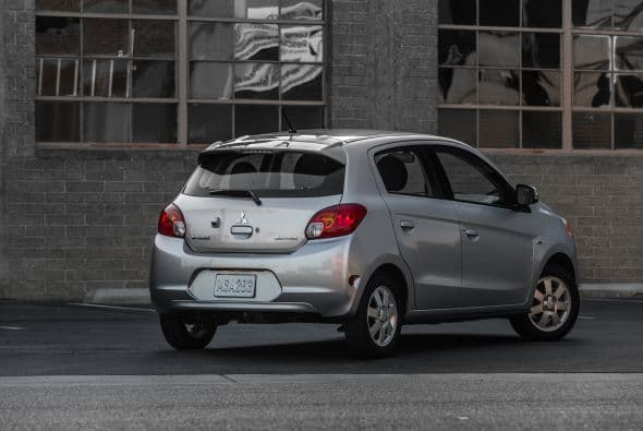 Mitsubishi Mirage 2015- Precio: $12,995; Consumo (ciudad/carretera): 37-44mpg