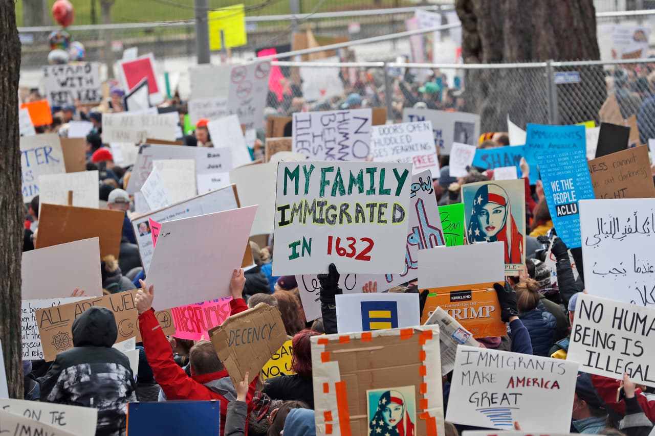 Tanto en las protestas de ayer como en las de hoy se han podido ver a manifestantes compartiendo sus propias historias cómo inmigraron a Estados Unidos. En la imagen, un cartel que reza: "Mi familia inmigró en 1632".