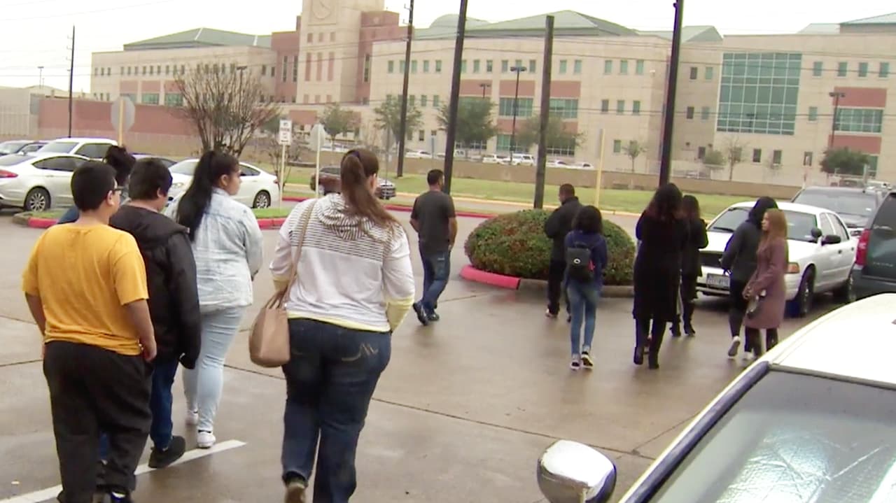 Los familiares de Jason Montes a la salida de una conferencia de prensa con autoridades en la que apelaron al poder de la denuncia ciudadana para esclarecer el crimen. Informes al 281-342-8477.