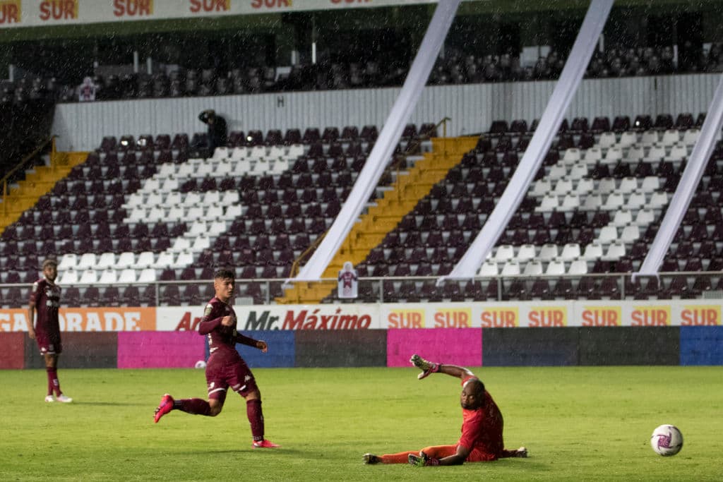 En una feria de goles, Saprissa logra vencer 4-3 a Comunicaciones y toman una ligera ventaja en las semifinales de la Concacaf League.