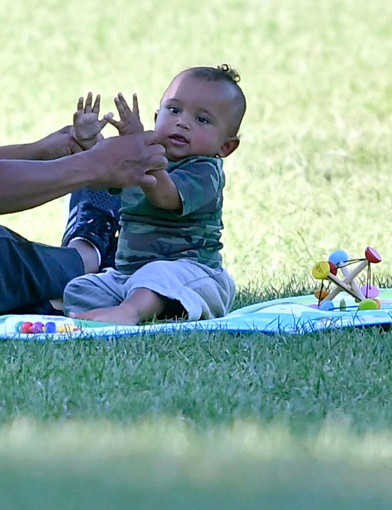 Las cámaras captaron al pequeñín disfrutando de un día en el parque.