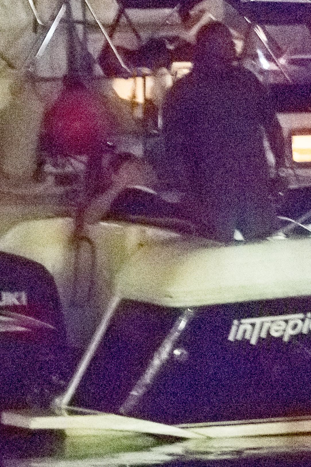 El ex bateador de los Yankees, quien vestía un elegante traje, limpió el asiento del bote para que JLo tomara asiento. Posteriormente, la también actriz tomó su mano y puso su cabeza en su hombro mientras el bote salía rumbo a su destino.