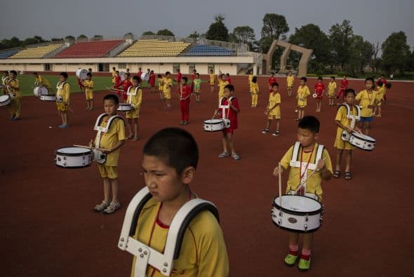 Alumnos practican en la banda de la escuela después de entrenar.