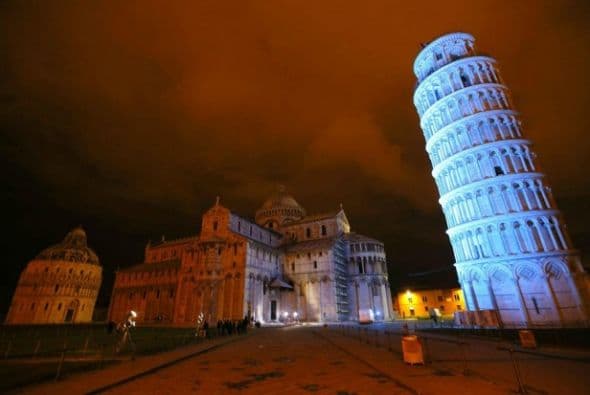 Torre de Pisa, Italia -  El 2 de abril todos los grandes edificios y monumentos del mundo serán iluminados de azul como una forma de crear conciencia sobre el Autismo.
