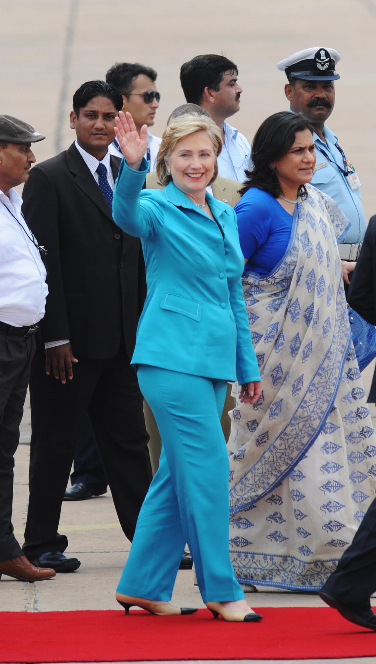 Lejos de lo que acostumbra la diplomacia, que hace que muchas veces la moda se use como un lenguaje para homenajear a las culturas que se visitan, incluso en India, Hillary mantuvo intacto su código de vestido. (PRAKASH SINGH/AFP/Getty Images)