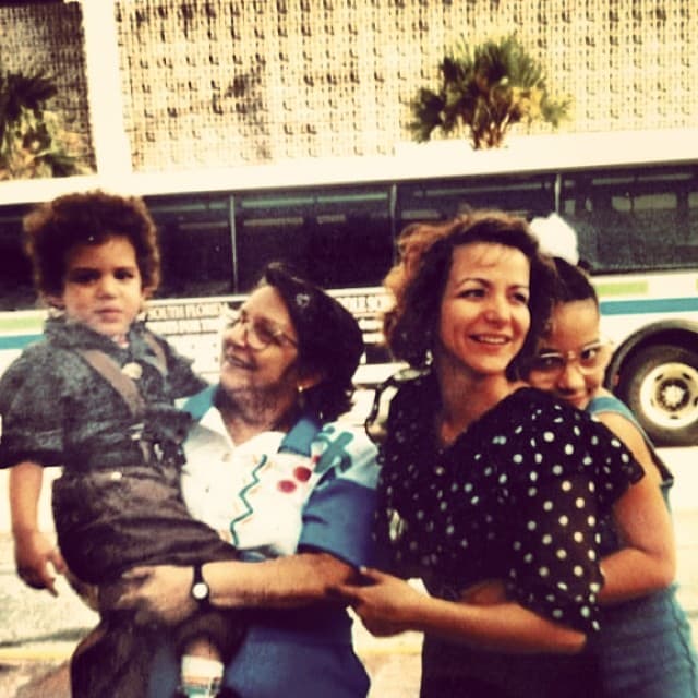 Cuando tenía un año de edad, su madre María González decidió emigrar a los Estados Unidos, llevándo consigo a sus dos hijos.