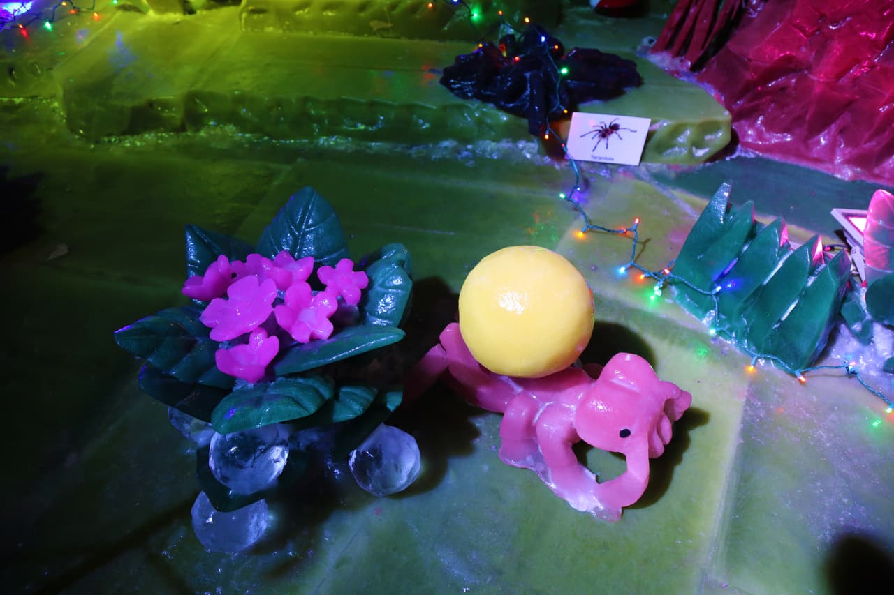 Hasta las pequeñas hormigas que habitan en las selvas tropicales fueron recreadas por los escultores.