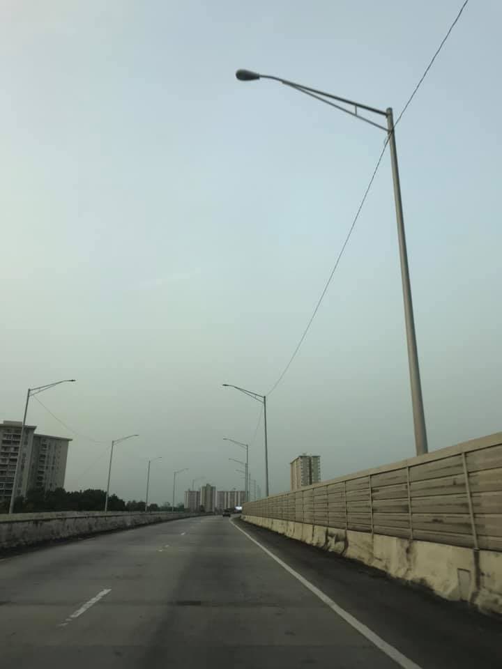 Así luce el expreso de San Juan a Trujillo Alto. Ante la densa nube del polvo de Sahara, la visibilidad se afectará y la calidad del aire puede darse insalubre.