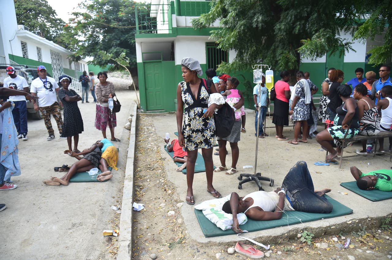 Allí, los trabajadores del hospital Inmaculada Concepción trabajan sin recursos para atender a los heridos del sismo. Muchos de los afectadoss están siendo tratados a las afueras del hospital en colchonetas. El responsable de la unidad de urgencia, Rubén Pierre, reconoció en declaraciones a la agencia Efe las limitaciones para asistir a la población.
<br>