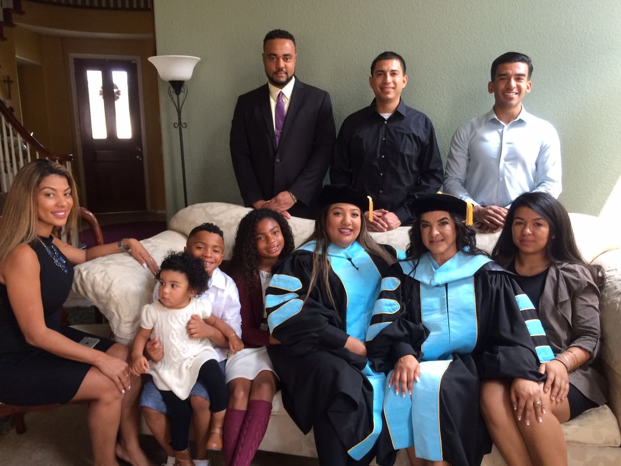 Un doctorado para madre e hija: Cal State Long Beach se los da el mismo día