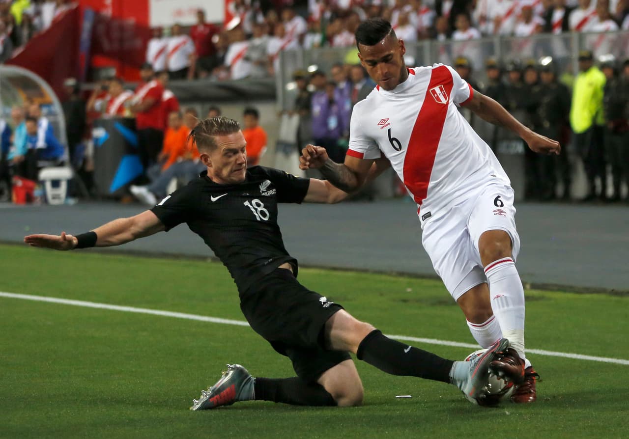 El segundo tiempo mantuvo a Perú como dominador del balón, gracias a la calidad técnica que le daba una ventaja sobre los visitantes.