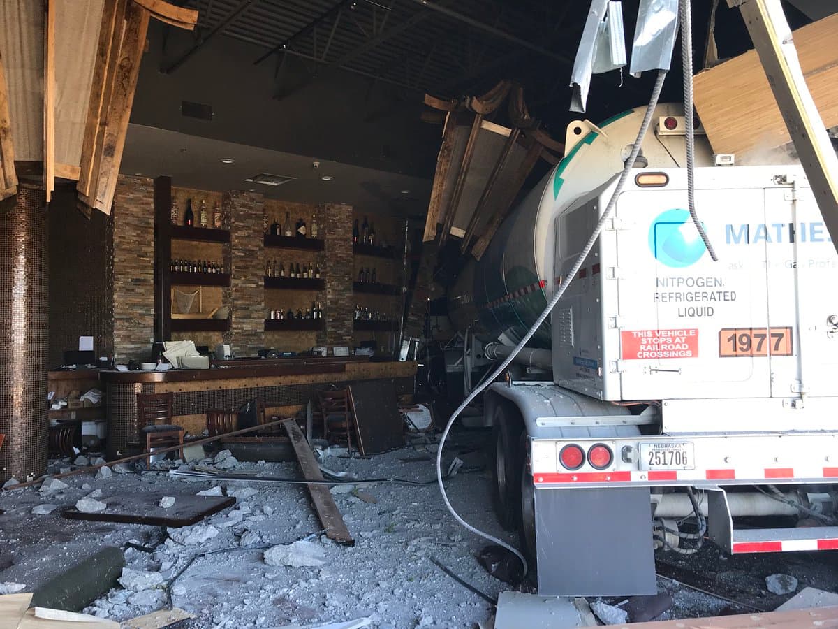 Muere el conductor de un camión que transportaba nitrógeno líquido y chocó contra un restaurante en el suroeste de la ciudad