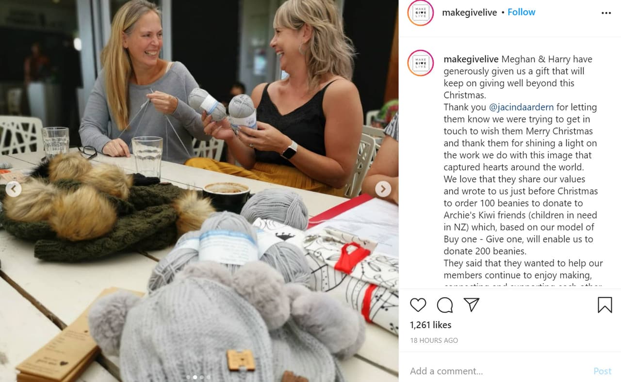 "Como Make Give Live opera en un modelo de 'compre uno, regale otro', esto permitirá al grupo hacer 200 gorros adicionales para distribuir a las familias necesitadas el próximo invierno a través de las diversas organizaciones benéficas que apoya", dijo Conza.
<br>