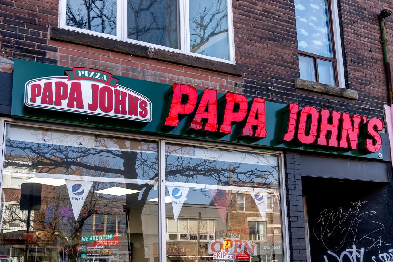 <b>Papa Johns</b>
<br>
<br>La cadena de pizzerías ofrece el programa 
<i>Dough & Degrees, </i>que ayuda a sus empleados a estudiar en la 
<a href="https://www.papajohns.com/doughanddegrees/"><u>Universidad Purdue Global y la Universidad de Maryland</u></a>. 
<br>
<br>El plan puede cubrir totalmente la matrícula del trabajador pero depende de la clasificación del empleado, si trabaja en el área corporativa de la compañía o para los propietarios de las franquicias.