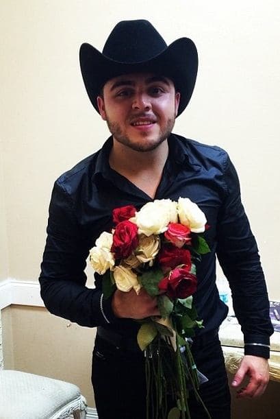 Sus admiradoras tampoco se olvidan de mimarlo durante sus prendidos conciertos y lo llenan de flores.