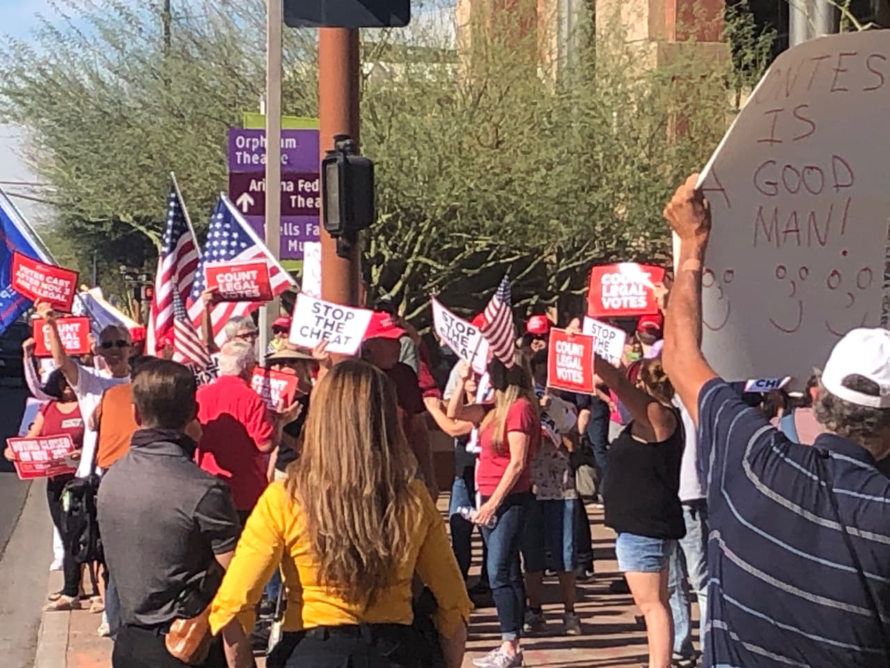 Simpatizantes del presidente Trump continúan saliendo a las calles de Phoenix a exigir el conteo de cada voto. 
<br>
