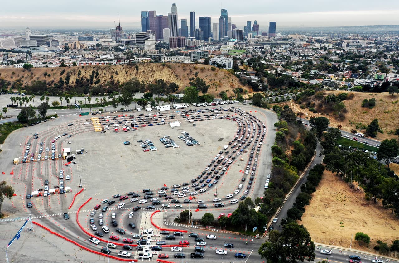 La larga fila de autos para hacerse la prueba de descarte de covid-19 en el estadio de los Dodgers de Los Ángeles. En las últimas dos semanas California ha reportado 
<b>250,000 casos confirmados de coronavirus </b>y el promedio de casos nuevos semanal se acercó el lunes a los 22,000, lo que representa 
<b>un aumento del 50% respecto a la semana anterior</b>.