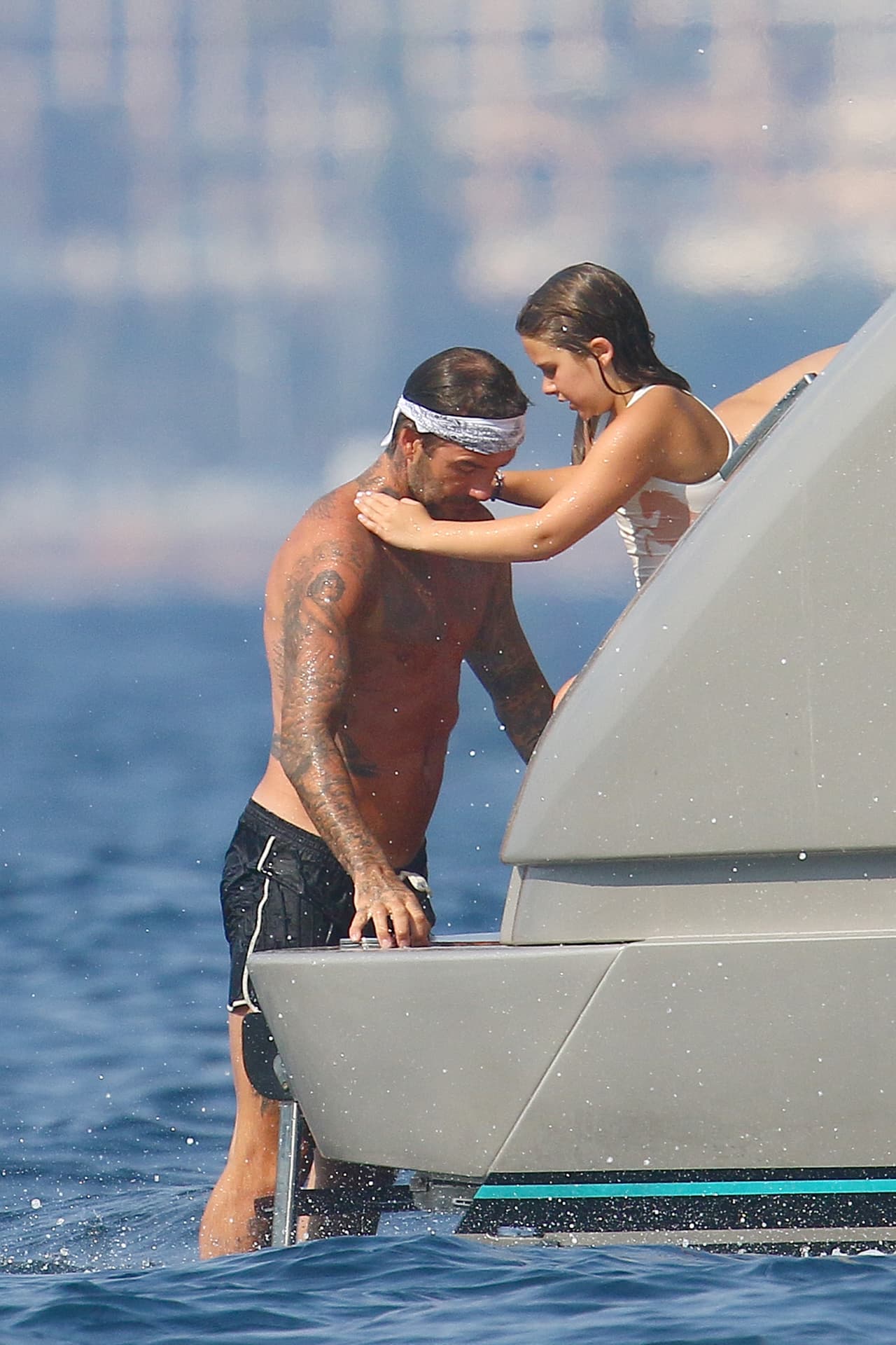 Ambos regresaron sanos y salvos al yate y Harper se encargó de revisar que todo estuviese bien con su papá.