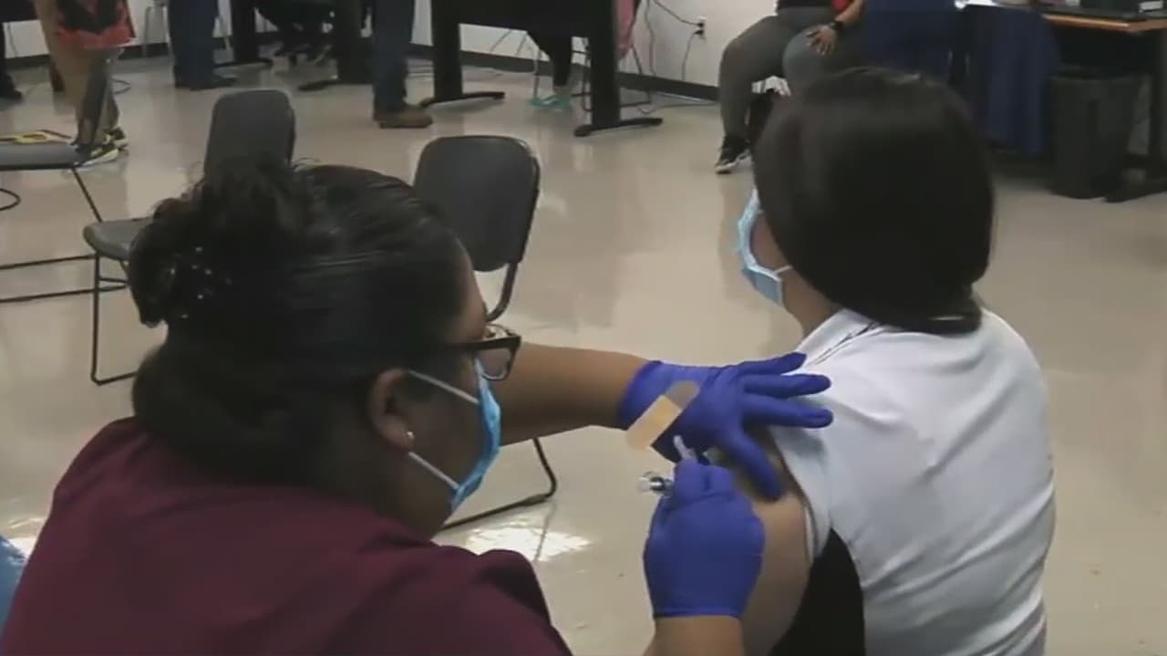 El 
<a href="https://covid19.sanantonio.gov/Home" target="_blank">nivel de riesgo del covid-19 en San Antonio</a> se encuentra en severo a medida que la variante delta altamente contagiosa se propaga dentro de la ciudad, según informaron las autoridades locales en la más reciente actualización sobre el estado de situación del 
<a href="https://www.univision.com/local/san-antonio-kwex/coronavirus-virus-respiratorio-sincitial-san-antonio-texas-covid-19-delta">coronavirus</a>. 
<br>
<br>Los funcionarios de la ciudad continúan instando a los residentes a que se pongan mascarillas y se vacunen contra el virus si aún no lo han hecho.