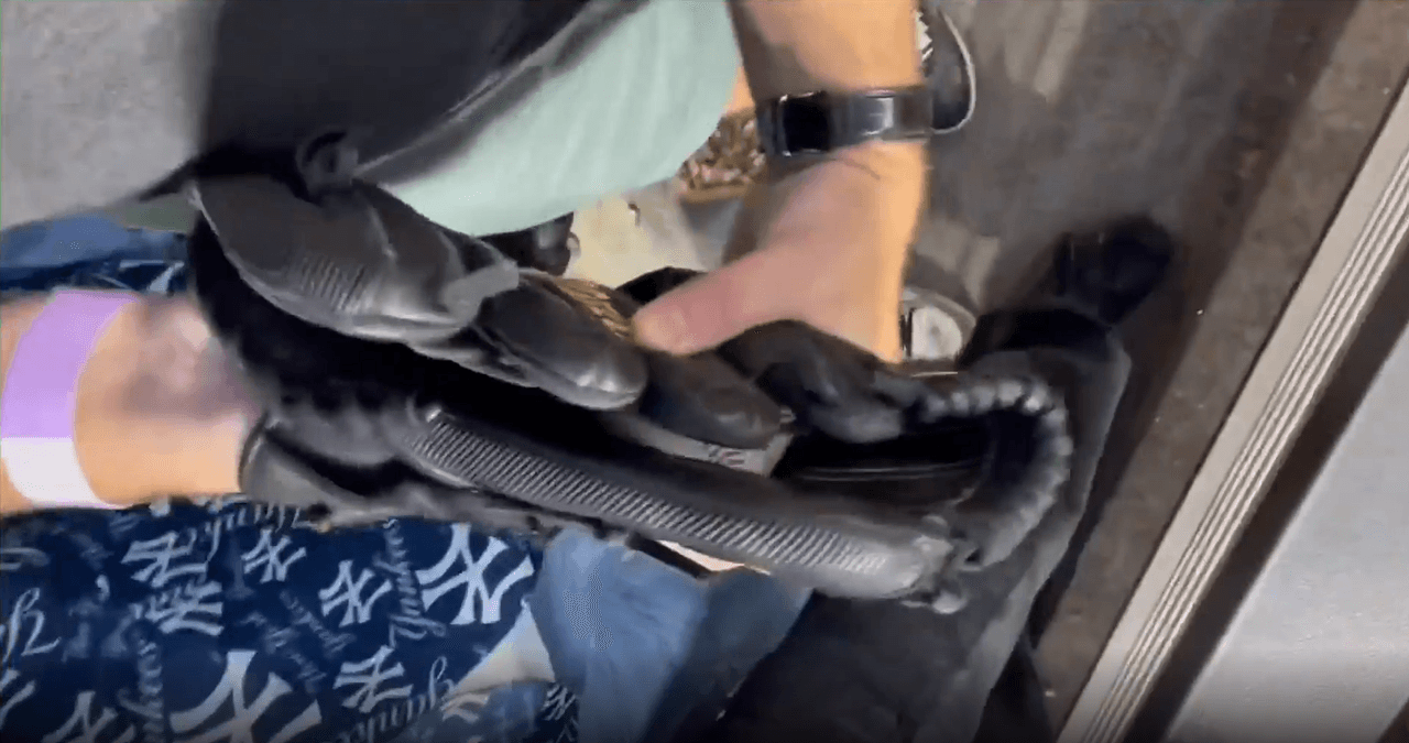 En el guante de Cory Youmans se asoma una pelota que forma parte de la historia del beisbol en Estados Unidos y que, según expertos, puede valer hasta dos millones de dólares.