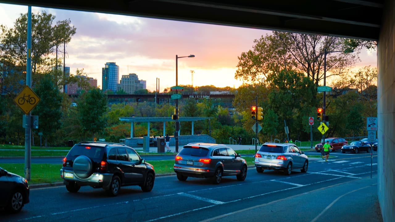 <h3 class="cms-H3-H3">7. Filadelfia, PA</h3>
<br>Viaje promedio:
<b>34 minutos</b>
<br>Número de pasajeros:
<b>608,297</b>
<br>Hasta media hora:
<b>27%</b>
<br>Hasta una hora:
<b>96%</b>
<br>Más de una hora:
<b>4%</b>