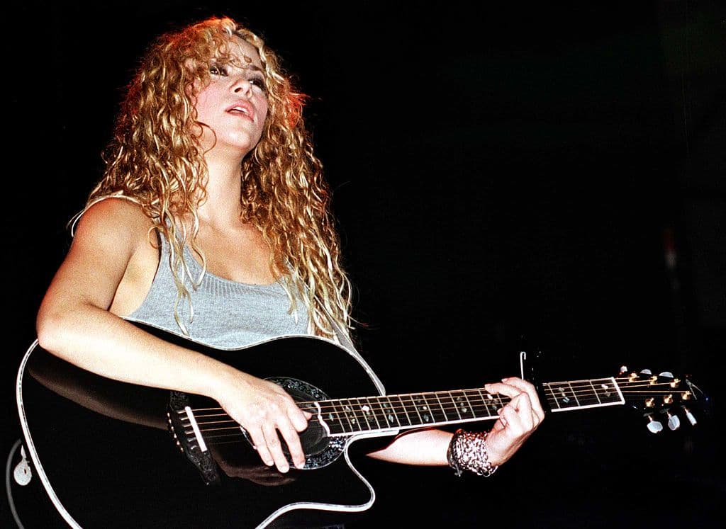 Shakira dio un vuelco hacia el pop con canciones como "Inevitable", en 1998.