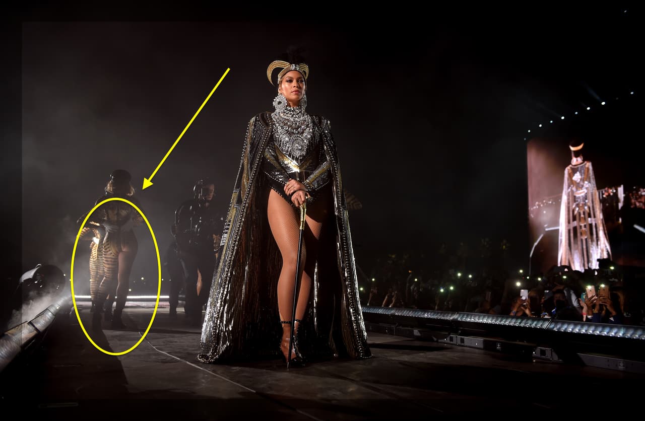 Pero quizá la que más ha dado fuerza a esta prenda, ha sido la cantante Beyoncé, que vistió así a sus bailarinas en el famoso concierto de Coachella de 2018. Una versión del modelo de inspiración egipcia se puso
<a href="https://www.revelist.com/style-trends/beyonce-backup-dancers/12440" target="_blank">a la venta</a> por $80 dólares.
<br>