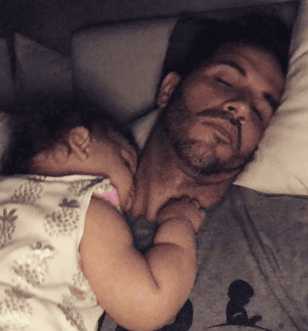 Aunque hubo una foto más que también nos enterneció. Así vimos a la cumpleañera recostada en su pecho.