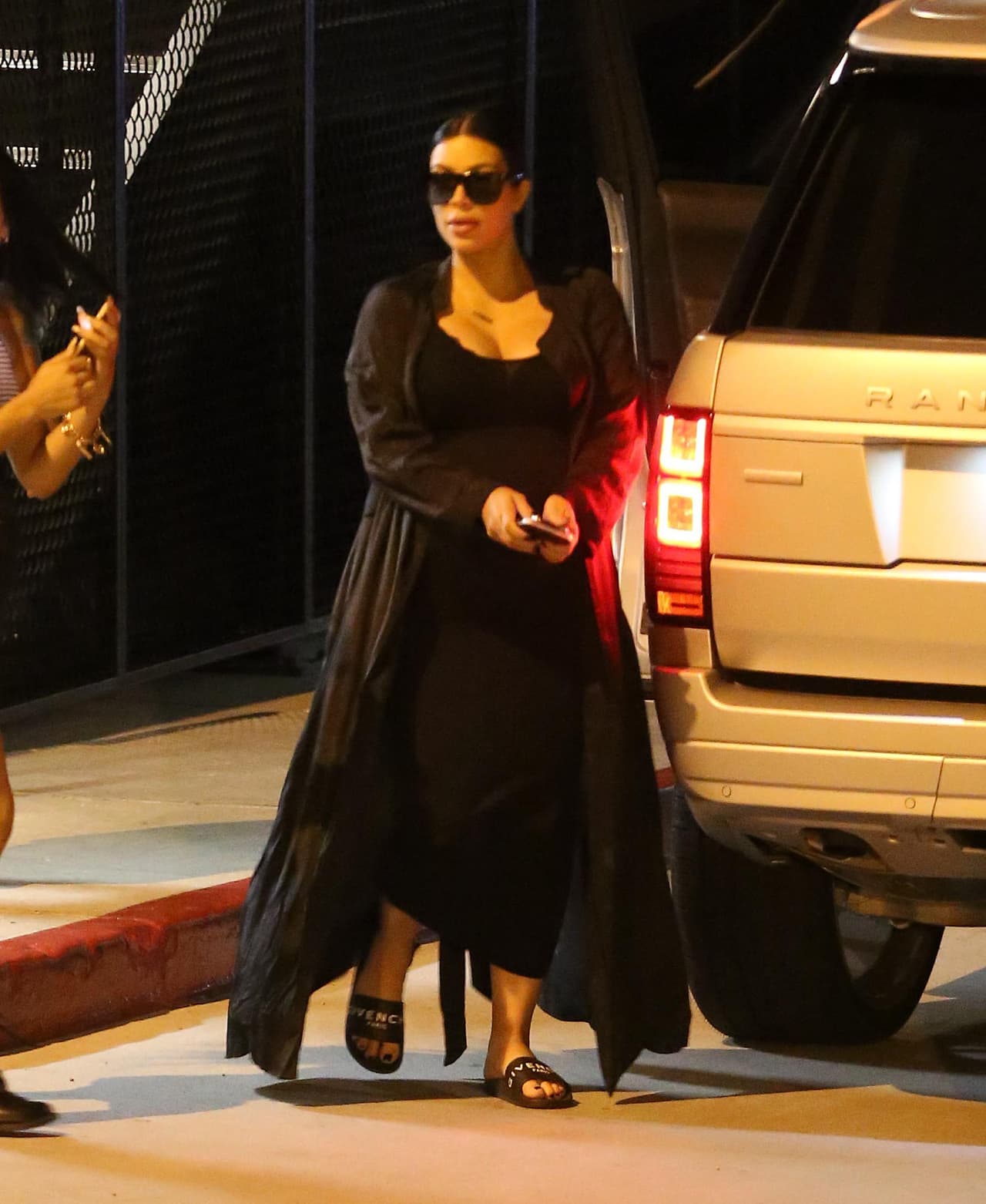 Un post en su blog podría explicar su particular forma de vestir. Hace unos días escribió "Me siento como una maldita ballena", ¡pobre!