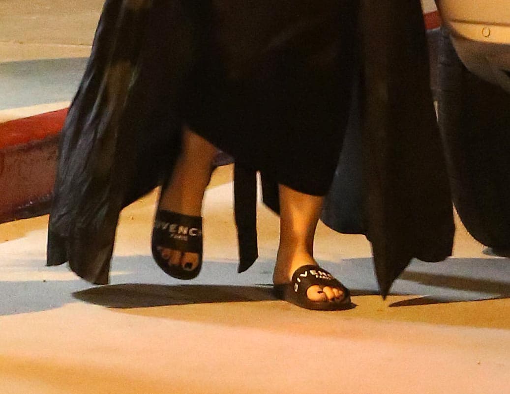 Este es el modelito que Kim no suelta, unas chancletas que cuestan...