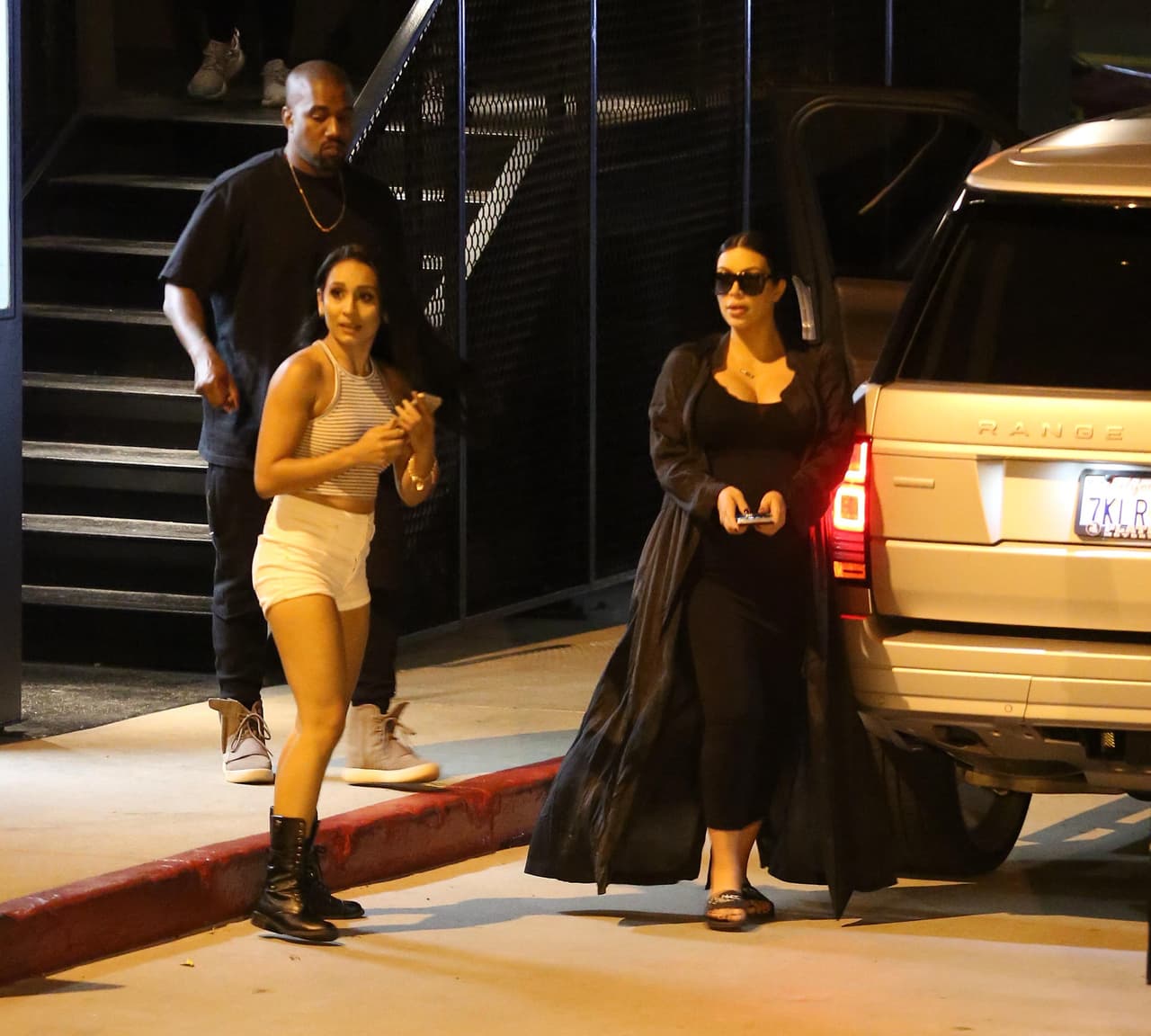 Con este look Kim salió a cenar con su esposo.