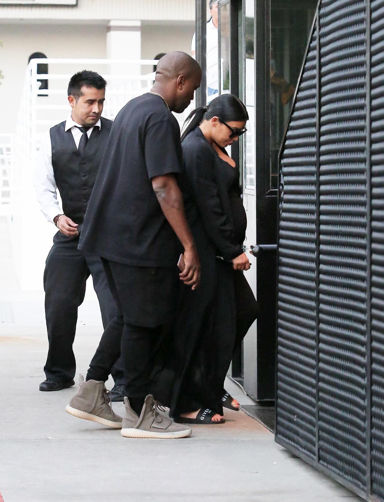 En lugar de sus incómodos tacones ahora la vemos en ¡chanclas!